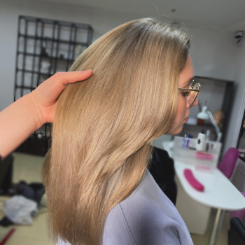 Фарбування волосся
                    Салон краси Beauty Bar Вінниця