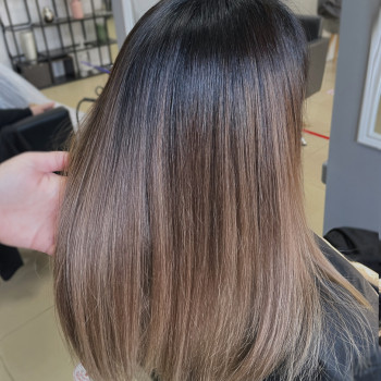 Фарбування волосся
                    Салон краси Beauty Bar Вінниця