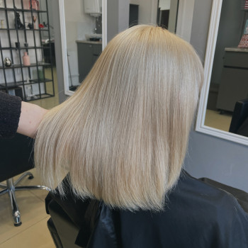 Фарбування волосся
                    Салон краси Beauty Bar Вінниця