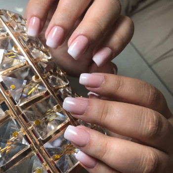 Нарощування нігтів Гель / Акрил / Полігель
                    Салон краси НоготОк Київ