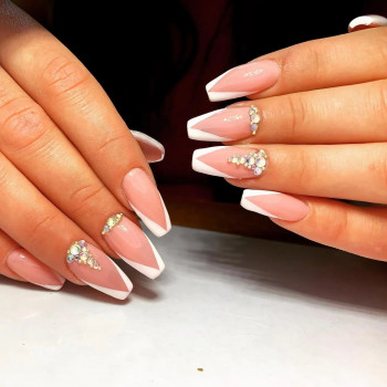 Нарощування нігтів Гель / Акрил / Полігель
                    Салон краси НоготОк Київ