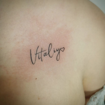 Тату напис на попереку ім'я, фото - Студія татуажу Viva Forever