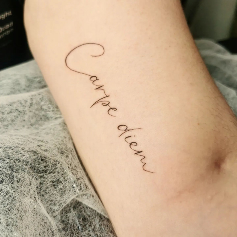 На предплечье черно-белые слова, фото - Студия татуажа Viva Forever