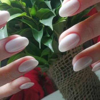 Наращивание ногтей с однотонным покрытием гель-лаком