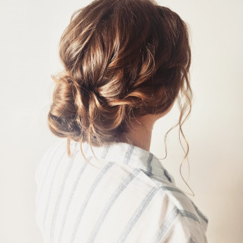 Собранная причёска низкий пучек