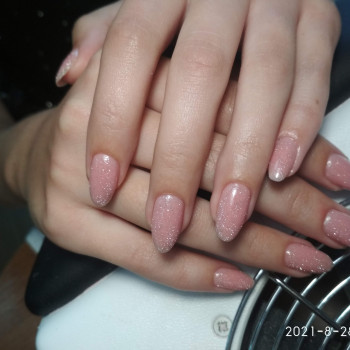 Манікюр апаратний+укріплення та покриттям комуф базой.