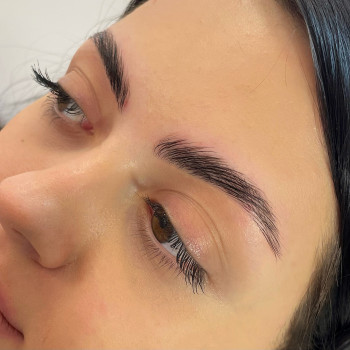 Ламінування та корекція брів
На 1,5-2 місяці за 30-40 хв