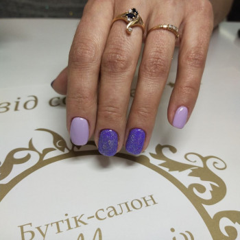 Манікюр на короткі нігті з блискітками бузковий, фото - Салон краси Міледі