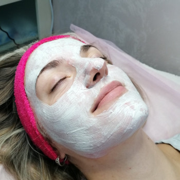 Порозвужуюча маска після комбінованої чистки обличчя