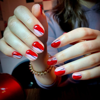 Красный маникюр с полосками, фото - Мастер маникюра Яна Труфан
