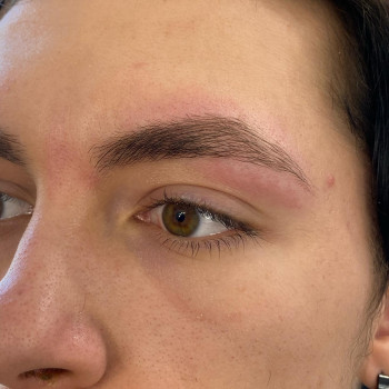 Чоловіча корекція брів