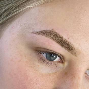 Корекція та фарбування брів