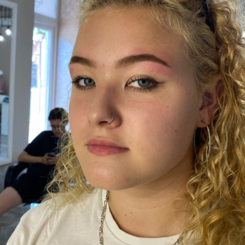 Корекція та фарбування брів