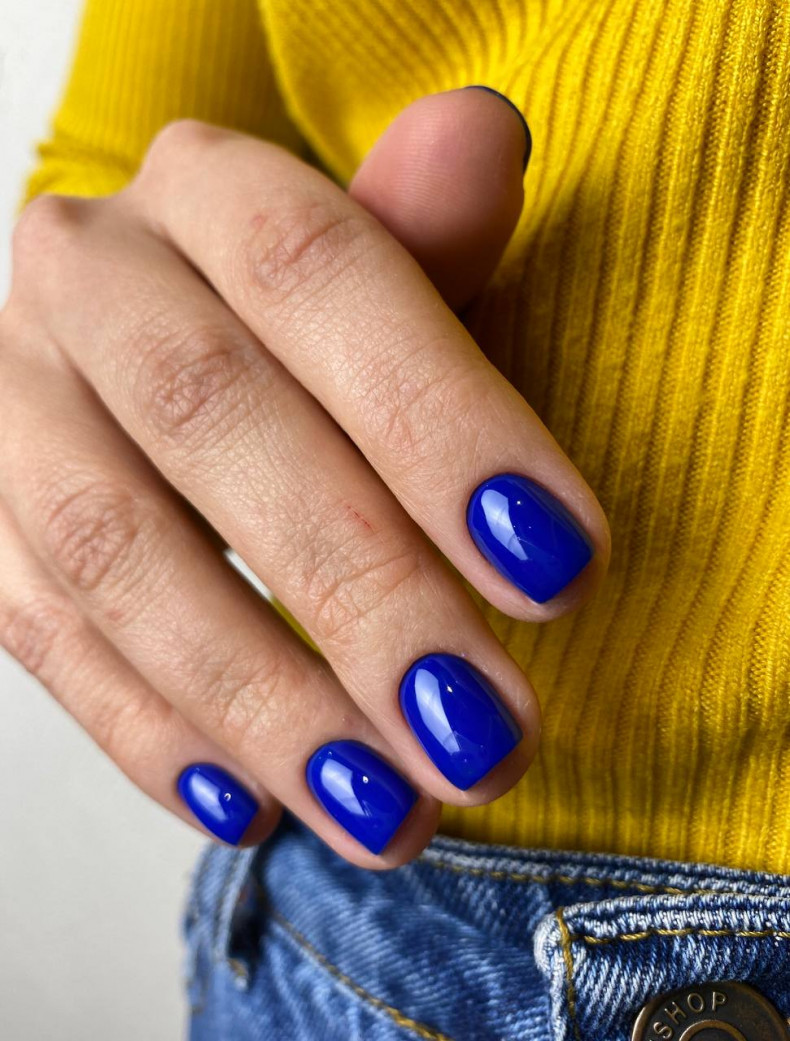 Манікюр на короткі нігті яскравий синій, фото - Студія краси Salon for You