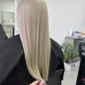 Блондирование, осветление корней, однотонный блонд
                    Перукар-колорист Ирина Вишневе