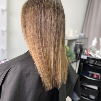 Окрашивание корней
                    Перукар-колорист Ирина Вишневе