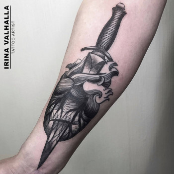 серце, кинджал, black&grey
