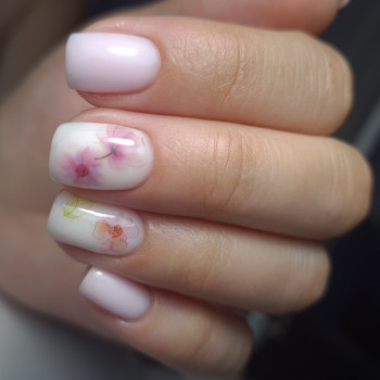Молочний манікюр з квітами, фото - Майстер манікюру Ирина Безух