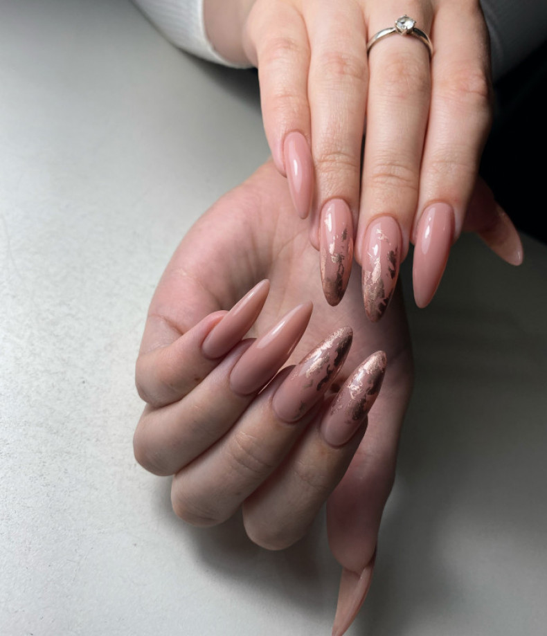 Нюдовий манікюр на довгі нігті із золотом, фото - Студія краси He&She beauty salon
