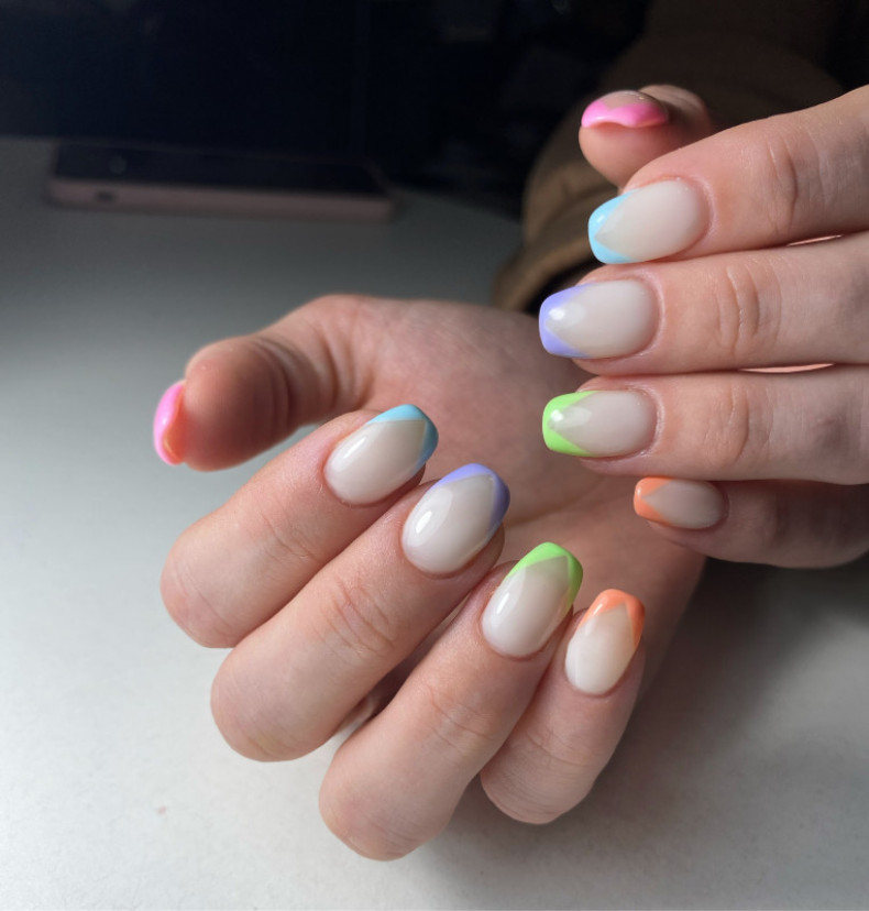 Французский маникюр яркий в пастельных тонах, фото - Студия красоты He&She beauty salon