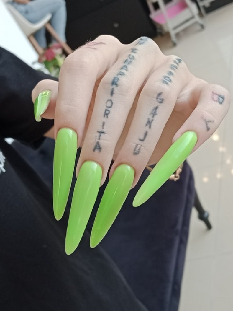 Яскравий манікюр зелений неоновий, фото - Студія краси Beauty Bar