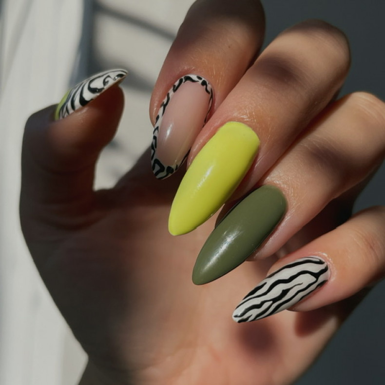 Яскравий манікюр на довгі нігті різнокольоровий, фото - Студія краси Beauty Bar