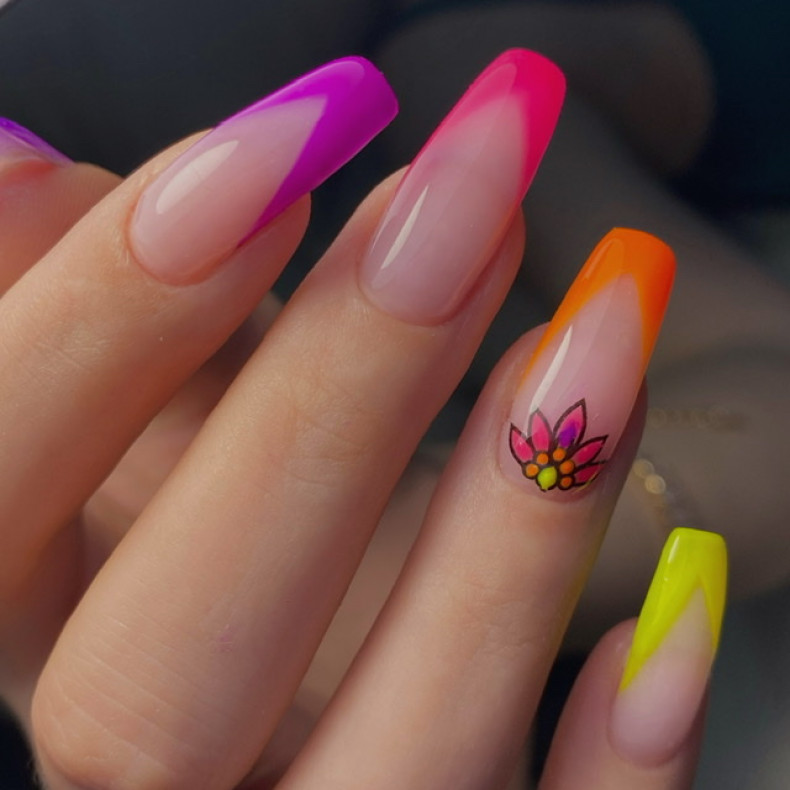 Французький манікюр яскравий на довгі нігті, фото - Студія краси Beauty Bar