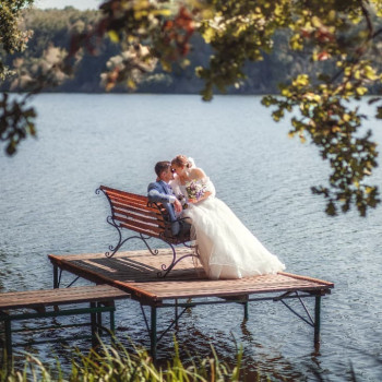 Весільна фотосесія на річці пірсі, фото - Фотограф Николай Ждах