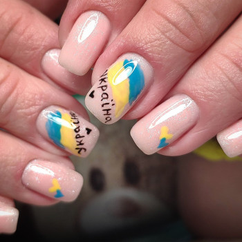 Манікюр з дизайном
                    Майстер манікюру Виктория Київ