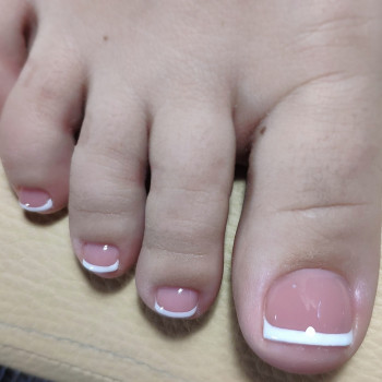 Повний педикюр з покриттям
                    Майстер манікюру Виктория Київ