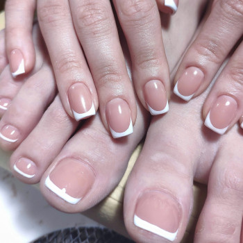 Повний педикюр з покриттям
                    Майстер манікюру Виктория Київ