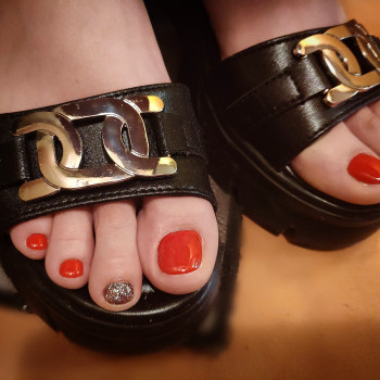 Повний педикюр з покриттям
                    Майстер манікюру Виктория Київ