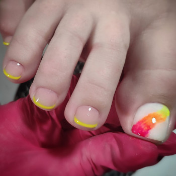 Повний педикюр з покриттям
                    Майстер манікюру Виктория Київ