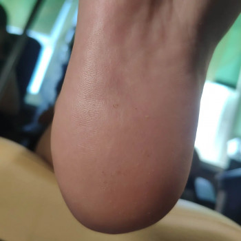 Повний педикюр з покриттям
                    Майстер манікюру Виктория Київ