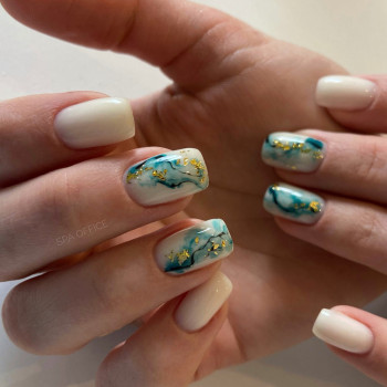 Белый маникюр мраморный с золотом, фото - Ногтевая студия Spa Office