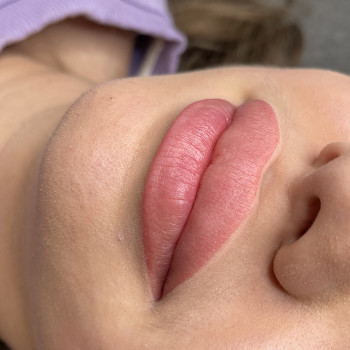 пудрове напилення губ
                    Мастер перманентного макияжа Юля Киев