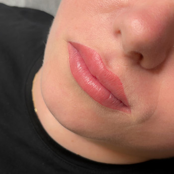 пудрове напилення губ
                    Мастер перманентного макияжа Юля Киев