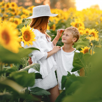 семейная фотосессия, фотосессия на природе, фотосессия в подсолнухах, летняя фотосессия, фотосессия мама и сын