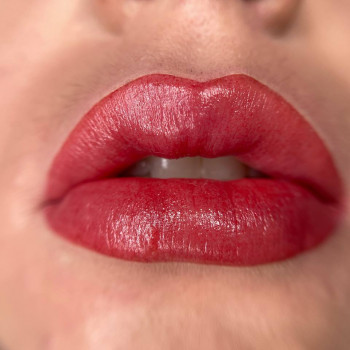 Помадний прокрас губ?