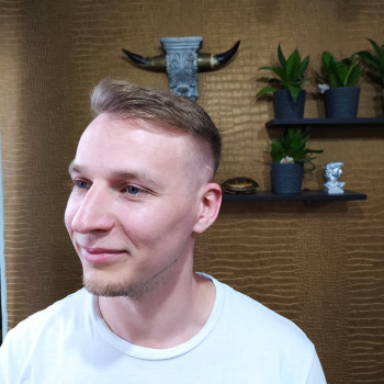 Стрижкка чоловіча
                    Перукар Владимир Київ