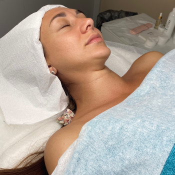 Косметичні процедури
Чистка обличчя
Доглядові процедури