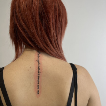 Тату на спині напис тату, фото - Салон краси Budka Studio