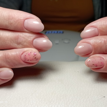 Корекція гелем, укріплення гелем.
                    Мастер маникюра Юлия Ромны