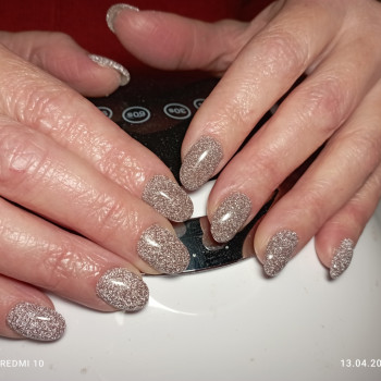 Корекція гелем, укріплення гелем.
                    Мастер маникюра Юлия Ромны