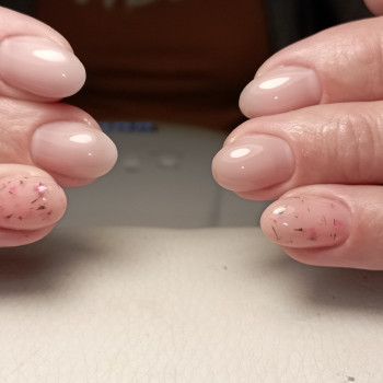 Корекція гелем, укріплення гелем.
                    Мастер маникюра Юлия Ромны