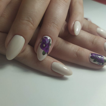 Покриття гель лаком + манікюр класичний + укріплення
                    Майстер манікюру Валерия Київ