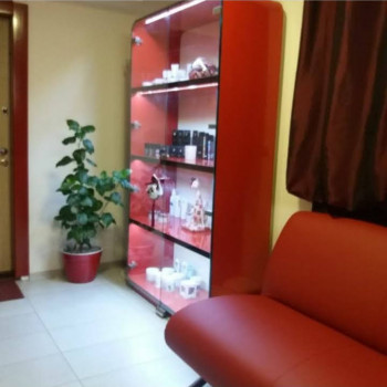 Місце для роботи косметолога або масажиста
                    Косметолог Галина Бровари