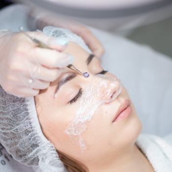 Мануальна/комбінована чистка обличчя + терапевтичний пілінг
                    Косметологический центр МаКо Киев