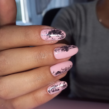 Розовый маникюр с серебром фольгой, фото - Мастер маникюра Ксенія Роздорська