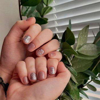 манікюр на короткі нігті, манікюр з блискітками, коричневий манікюр, шалений манікюр